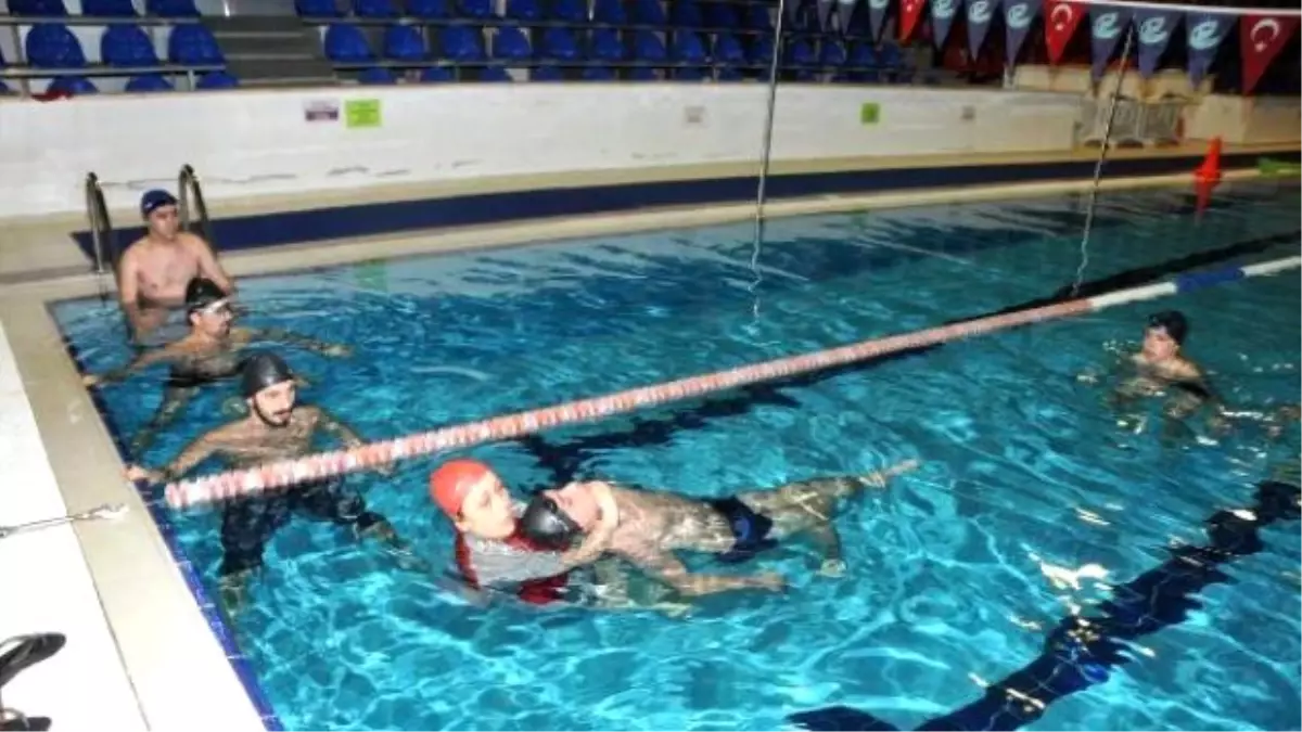 Akut Üyelerine Suda Kurtarma Tekniklerini Öğretiyor