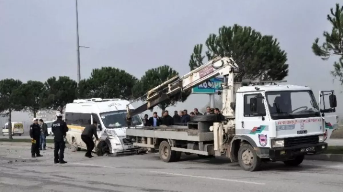 Balıkesir\'de Öğrenci Servisi Kazası: 13 Öğrenci Yaralı