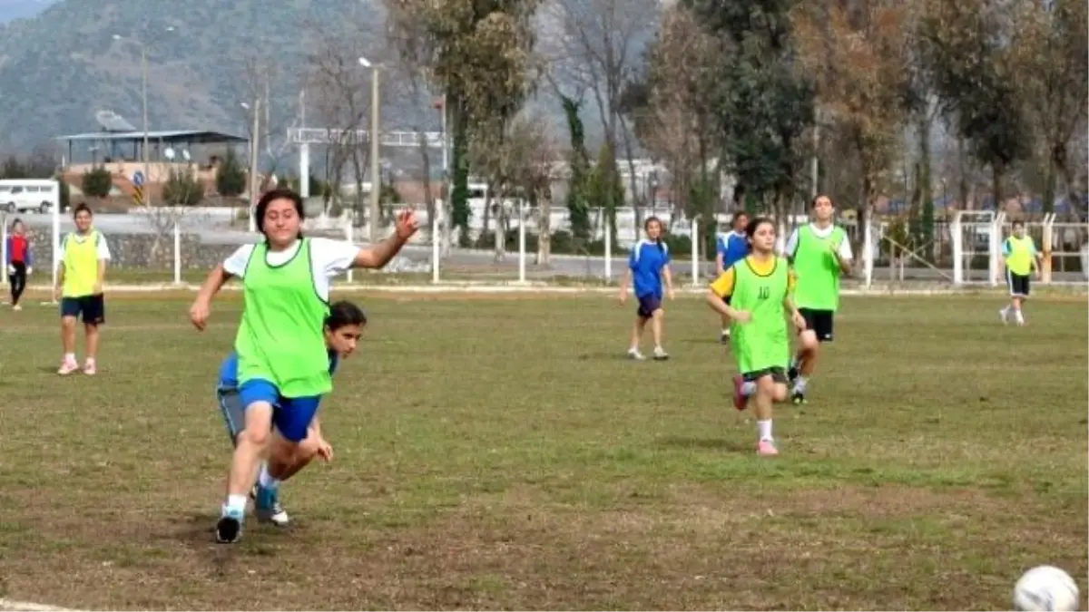 Başkan Kale\'den Bayan Futbol Takımına Ziyaret