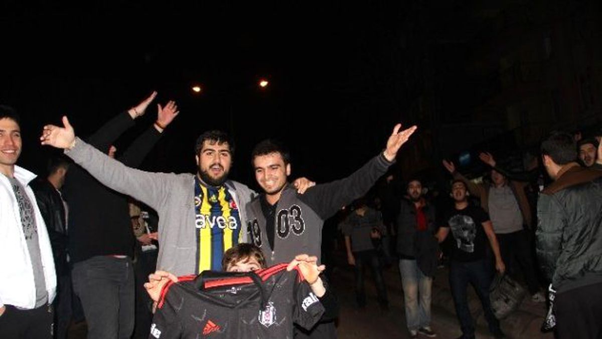 Beşiktaş\'ın Galibiyet Sevinci Sokaklara Taştı