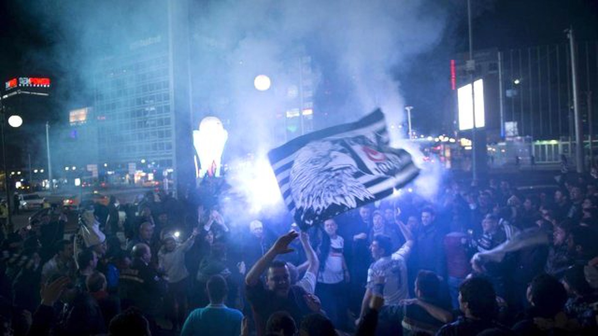 Beşiktaş\'ın Tarihi Zaferi Coşkuyla Kutlandı