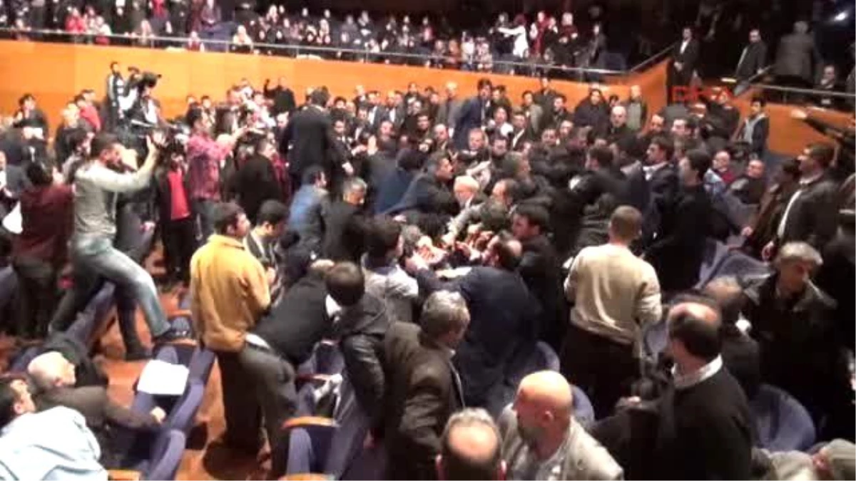 Bursa Ahmedinejad\'ı Protesto Etmek İsteyen 4 Kişiyi Dinleyiciler Dövdü 2-