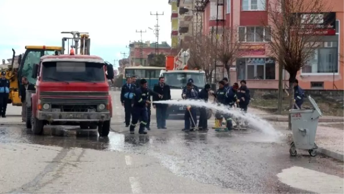 Develi\'de Temizlik İşlerinden Yol Temizliği