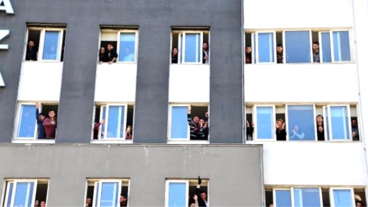 Fatih Terim Uyuşturucuya Karşı Yürüdü Öğrenciler Pencerelere Çıktı