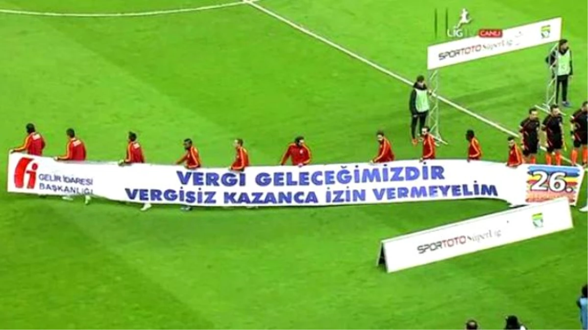 Galatasaray\'ın Vergi Pankartı, Twitter\'da Olay Oldu