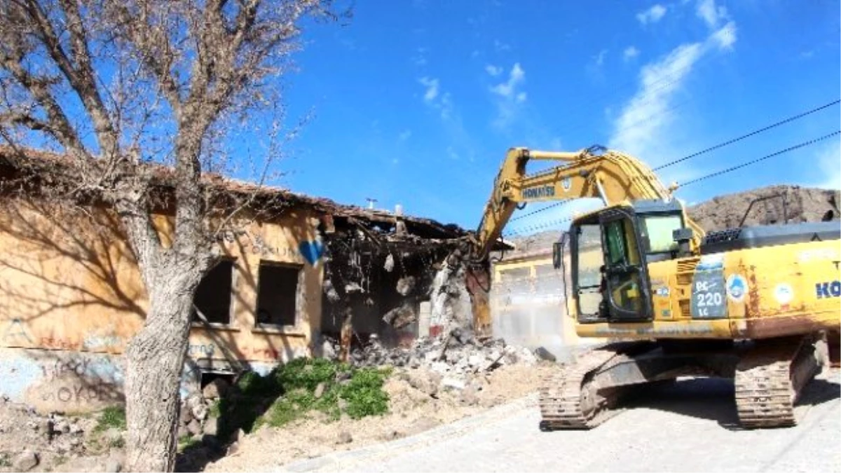 Gazi Mahallesinde Atıl Durumdaki Okul Yıkılıdı