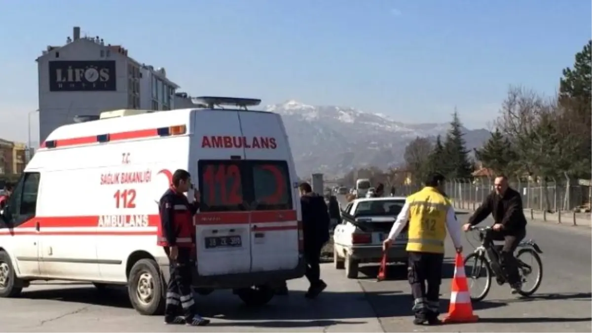 Hasta Taşıyan Ambulans Kazaya Karıştı, Hasta Başka Bir Ambulansla Hastaneye Kaldırıldı