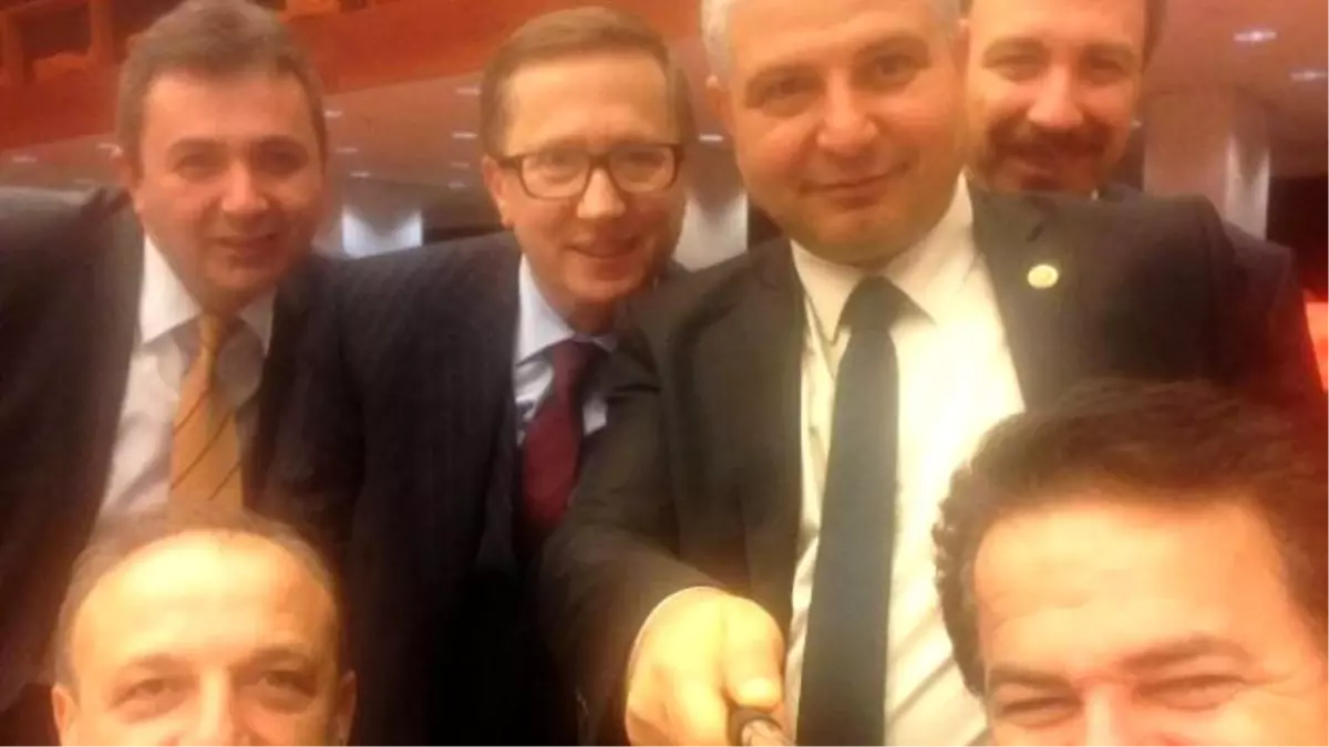 Selfie Çubuğu Meclise Girdi