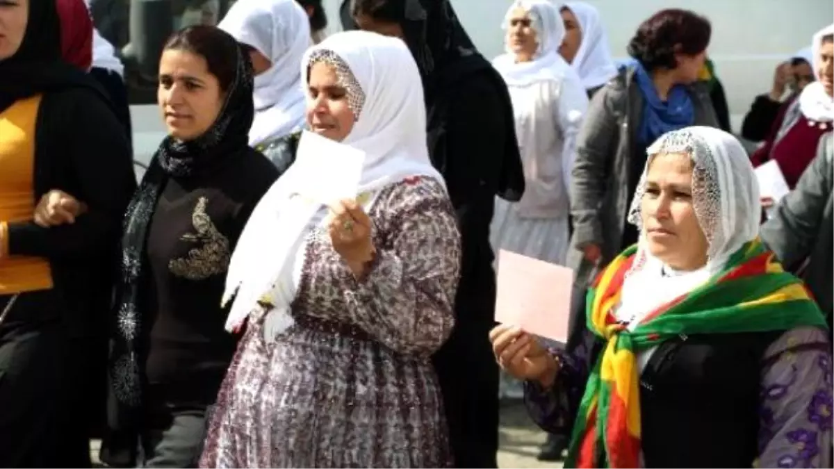 Silopili Kadınlar Erkekleri Kaldırıp Sandalyelere Kendileri Oturdu