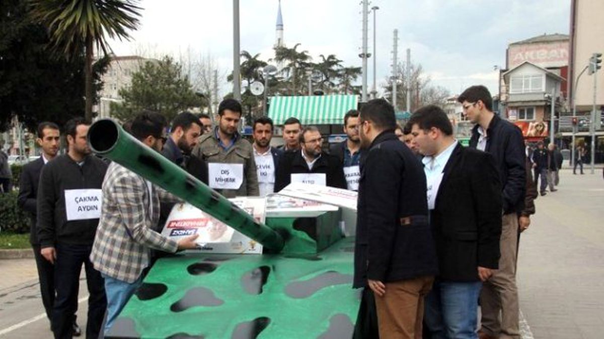 28 Şubat\'a Tanklı Protesto