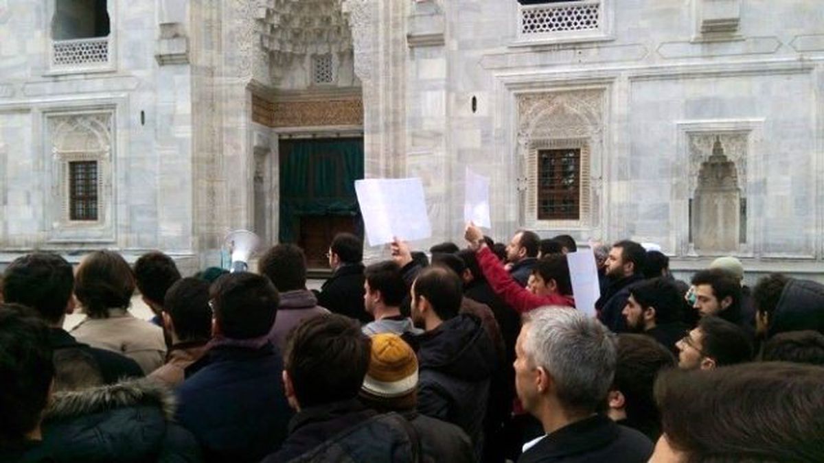 Bursalı Gençler 28 Şubat\'ı Sabah Namazında Protesto Etti