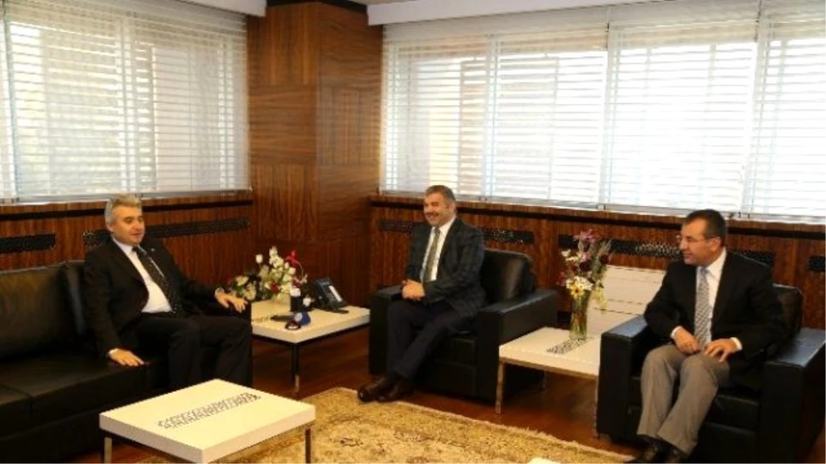 Cumhuriyet Başsavcısı Orhan Usta\'dan Büyükşehir Belediye Başkanı Çelik\'e Tebrik Ziyareti