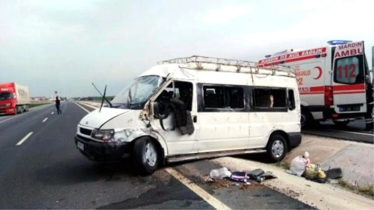 Devrilen Minibüste 8 Kişi Yaralandı