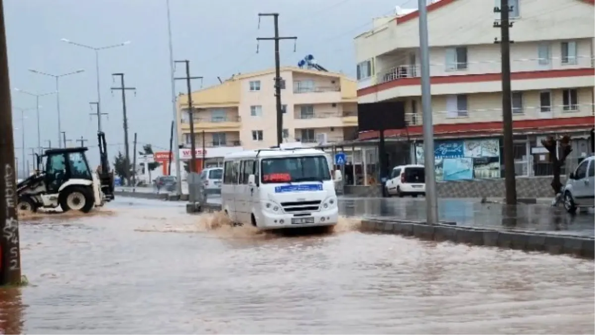 Didim Yağmura Teslim Oldu, Cadde ve Sokaklar Göle Döndü