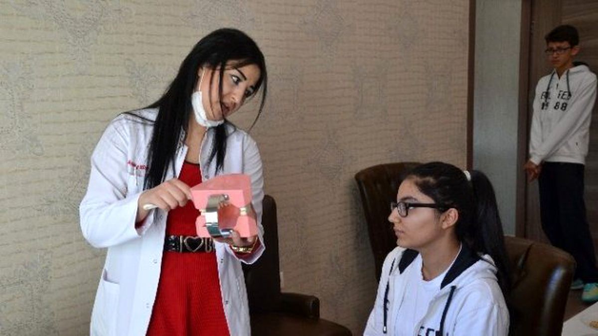 Dünyam Hastanesi Estetik Diş Hekimi Bedir\'den Öğrencilere Diş Taraması