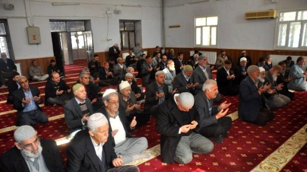 Erbakan Kahta\'da Dualarla Anıldı