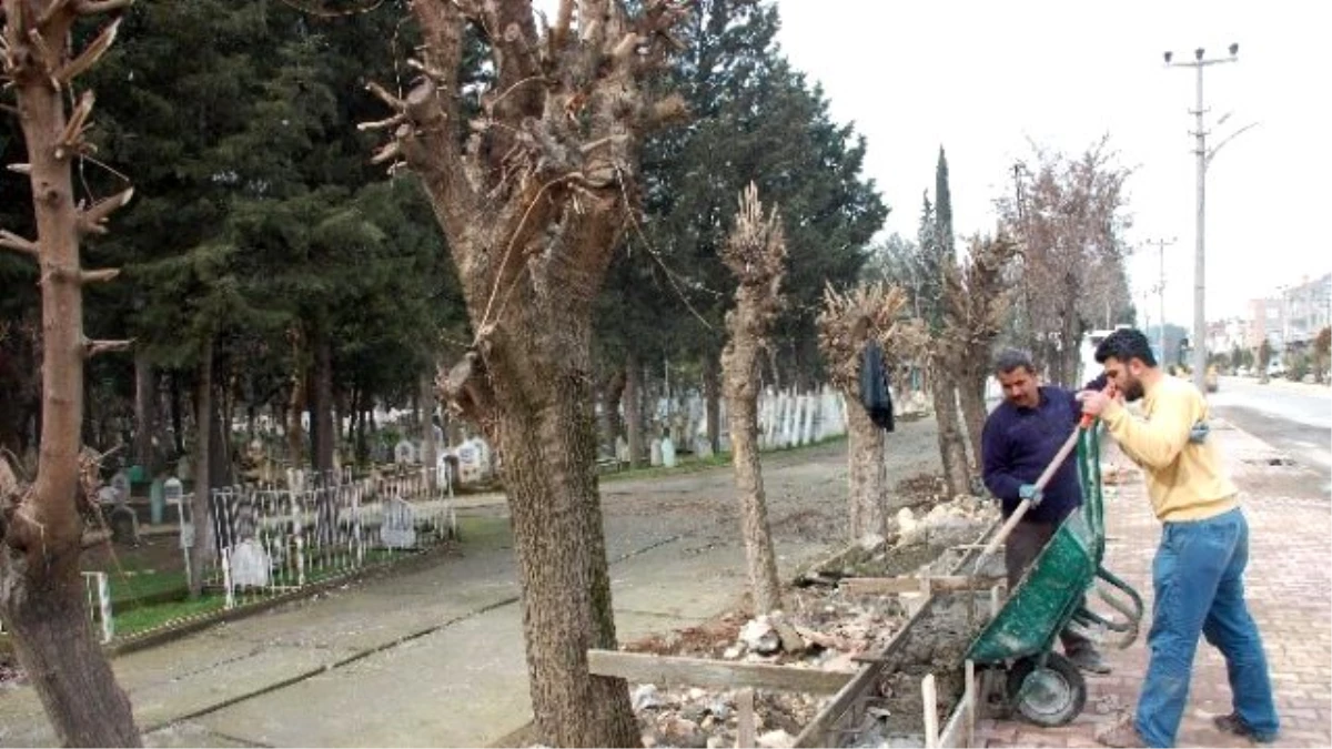 Eski Mezarlık Duvarları Yerine Demir Korkuluk Yapılıyor