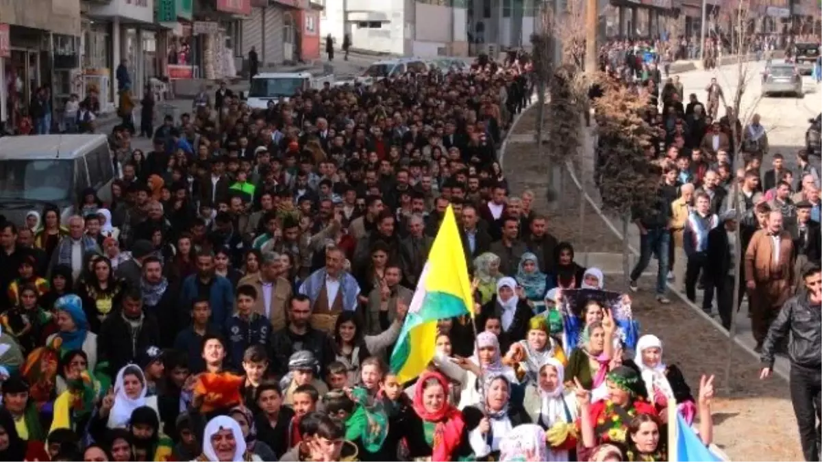 Hakkari\'de Ulusal Kıyafet Yürüyüşüne Yoğun Katılım