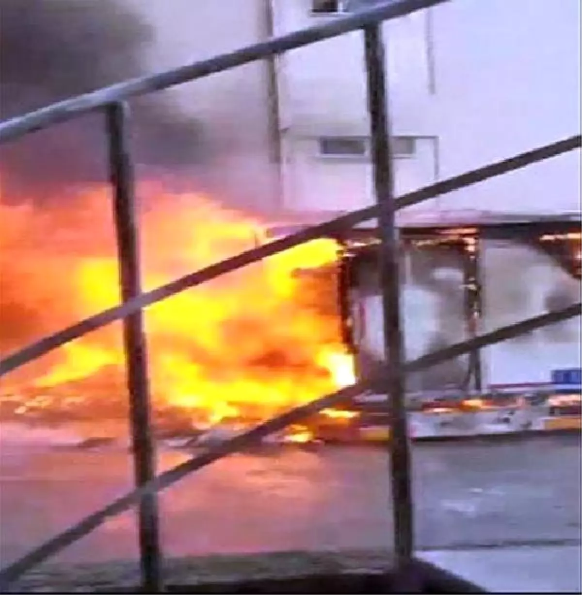 İkitelli\'de Kimyasal Madde Yüklü Tankerde Patlama: 2 Yaralı