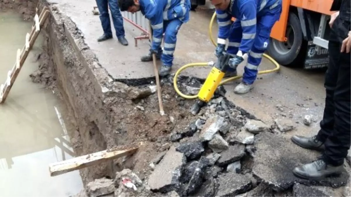 İzmir\'de Bir İnşaatın Temeline Su Dolması Tehlikeye Neden Oldu