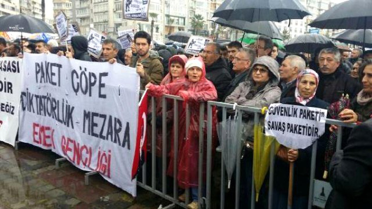 İzmir\'de Sağanak Yağmur Altında, İç Güvenlik Paketine Tepki Gösterdi
