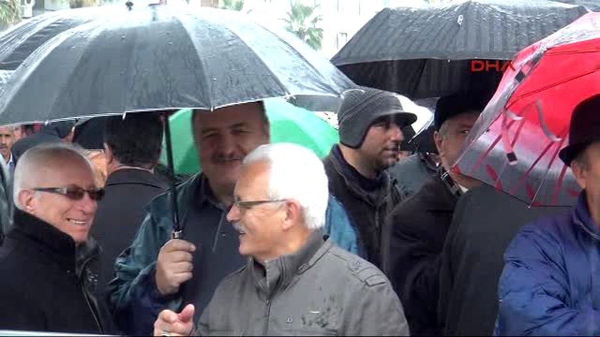 İzmir\'de Sağanak Yağmur Altında, İç Güvenlik Paketine Tepki Gösterdi