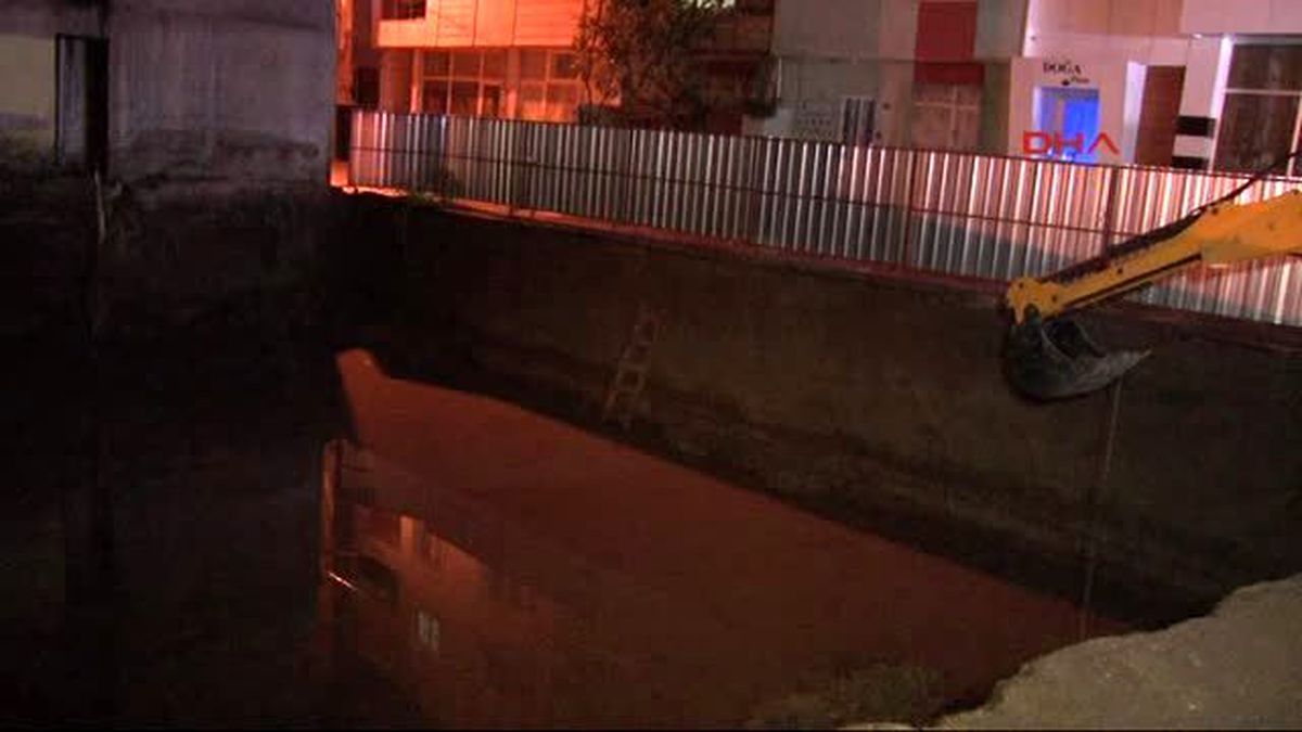 İzmir - Temel Kazısı Sırasında Çökme Olan 2 Bina Boşaltıldı