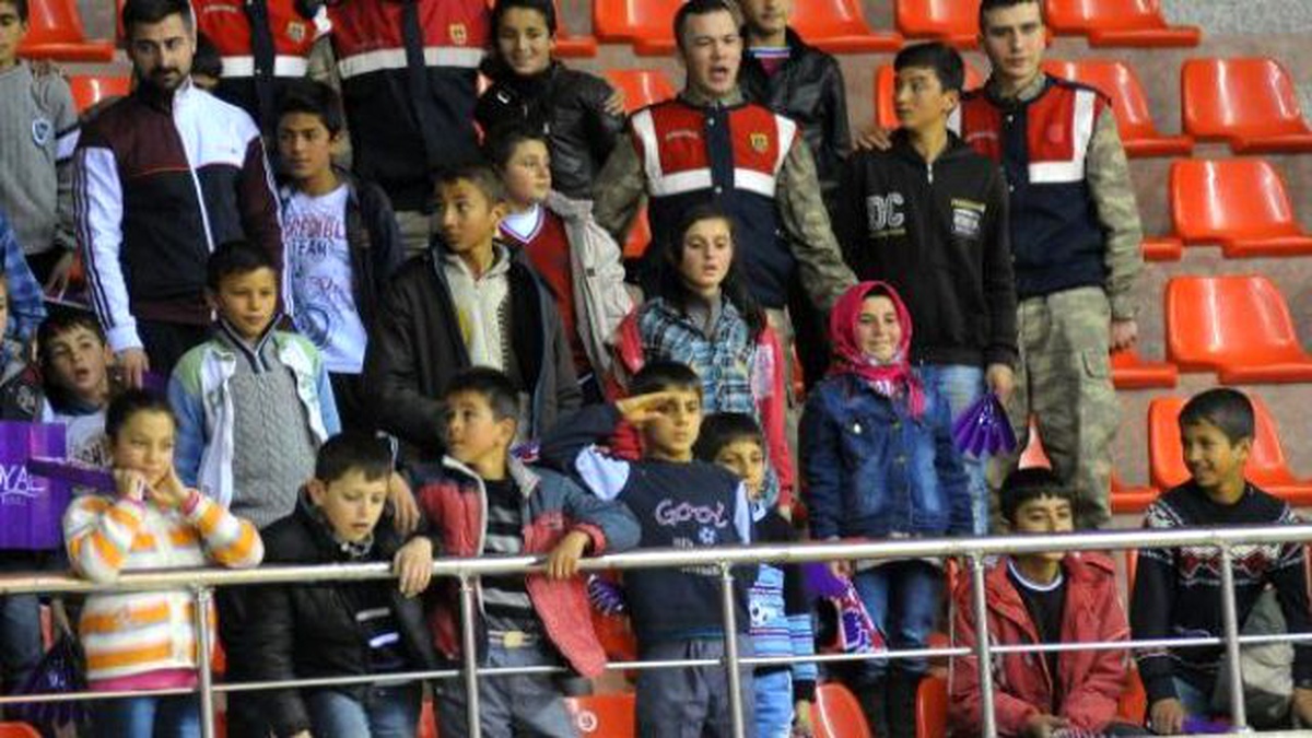 Jandarmadan Öğrencilere Basketbol Maçı Sürprizi