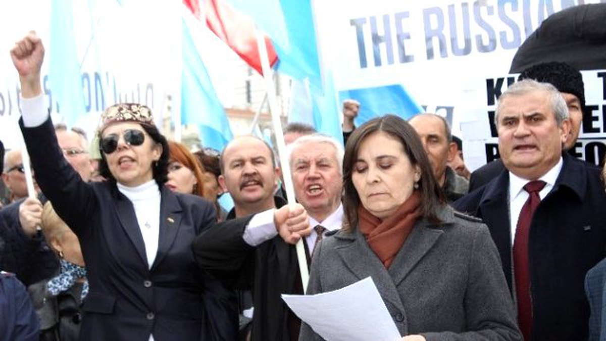 Kırım Tatarları, Rusya Büyükelçiliği Önüne Siyah Çelenk Bıraktı