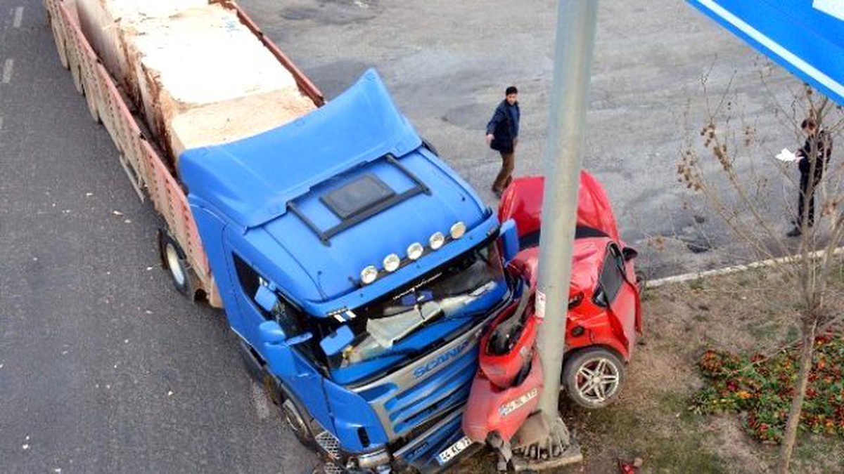 Kontrolsüz Çıkan Otomobil Kazaya Neden Oldu: 1 Yaralı