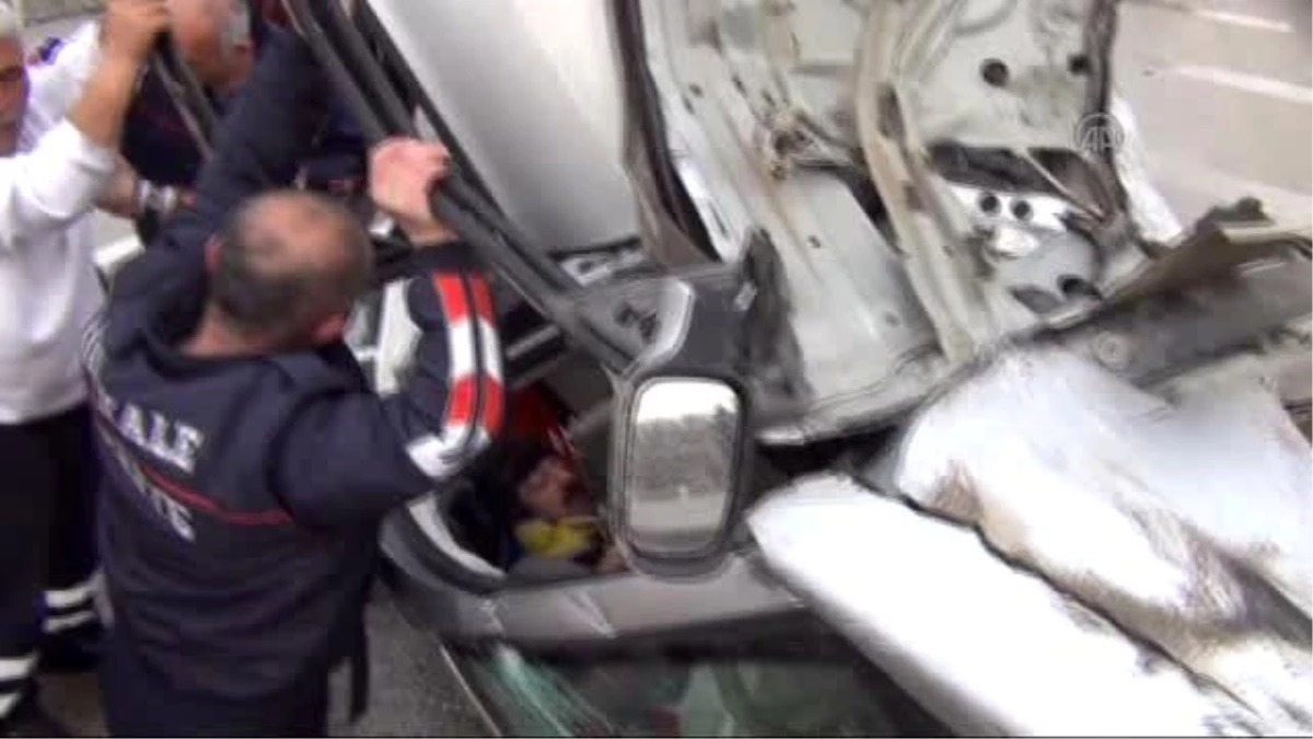 Kırıkkale\'de Otomobil Bariyerlere Çarptı: 4 Yaralı
