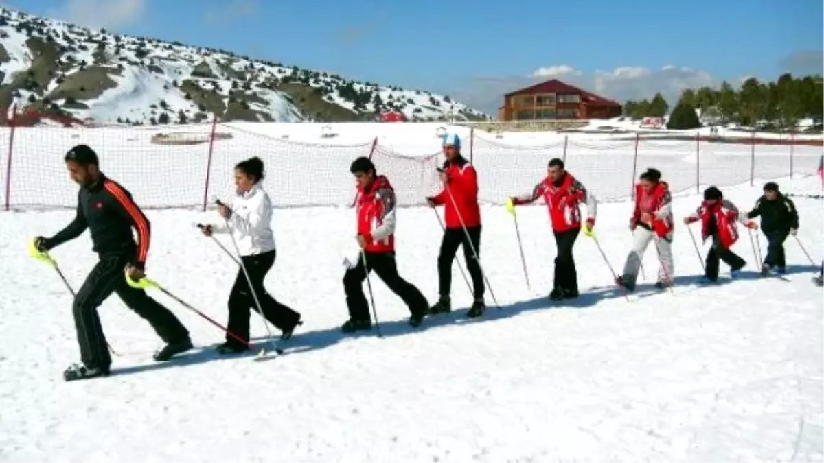 Özel Sporcular, Erzincan\'da Kayak Şampiyonasına Hazırlanıyor