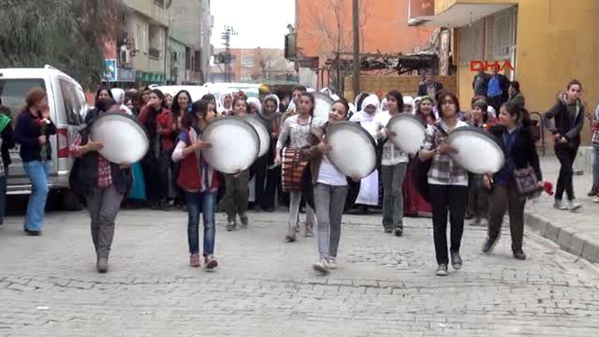 Silopi\'de Kadınlar Karanfil Dağıttı
