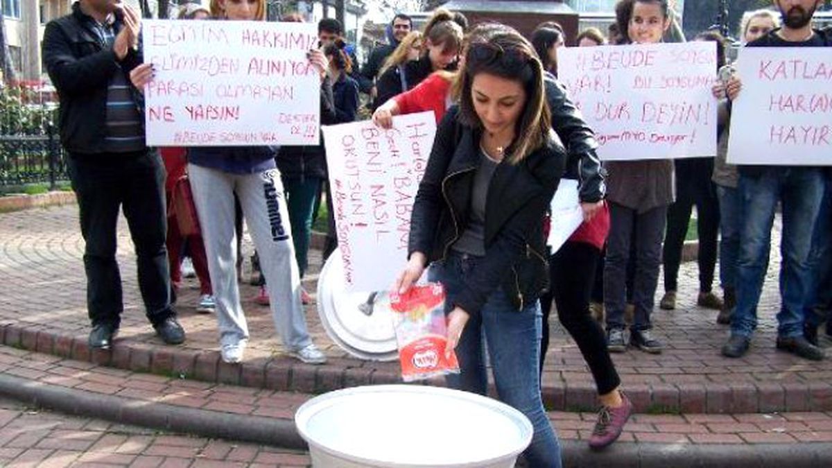 Üniversite Öğrencilerinden Makarnalı Protesto