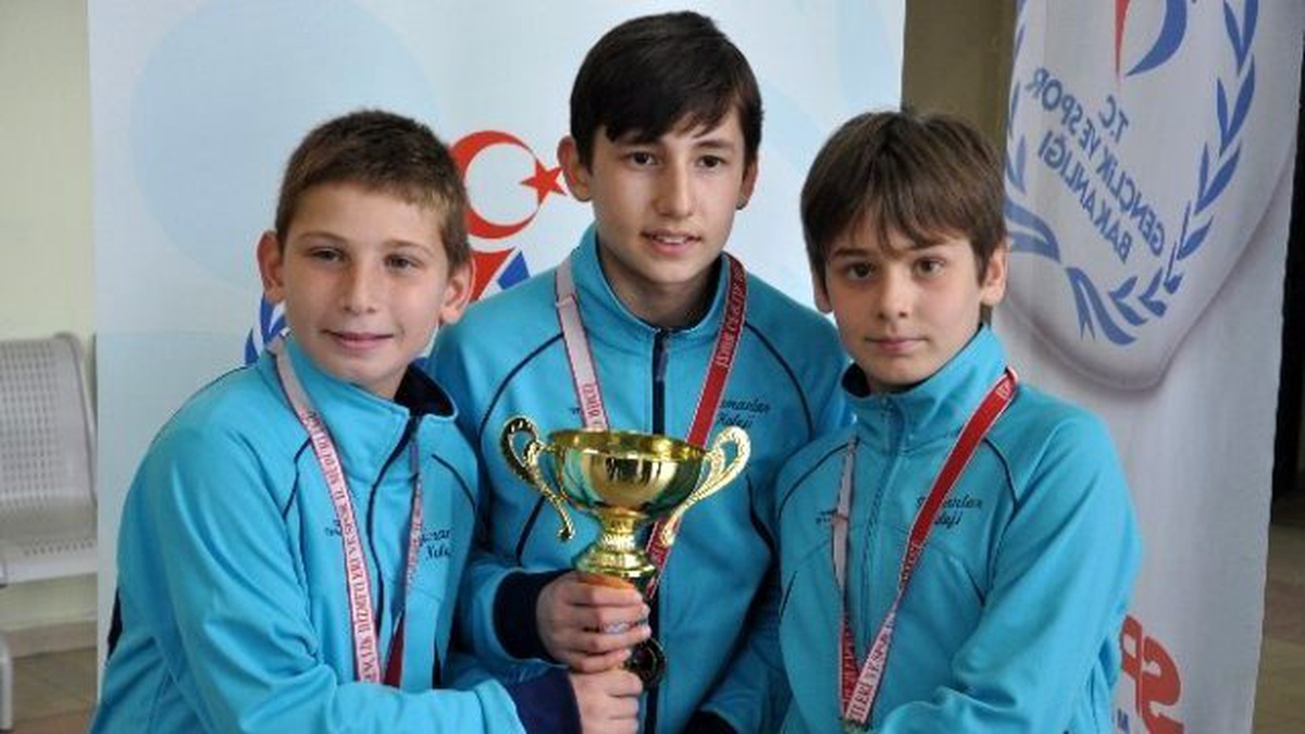 Karşıyaka Yamanlar Koleji Teniste Şampiyon Oldu