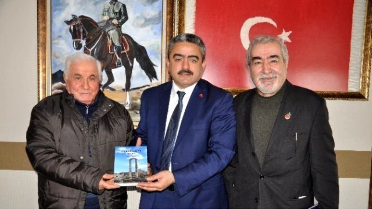 Yazar Mehmet Eroğlu\'ndan Başkan Alıcık\'a Hediye
