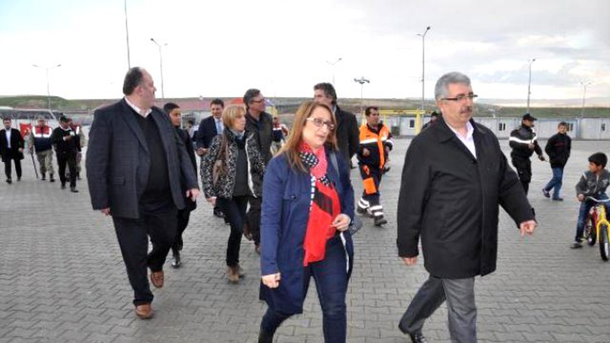 Belçika Milletvekilleri, Nizip\'te Suriyelilerle Dostluk Maçı Yaptı