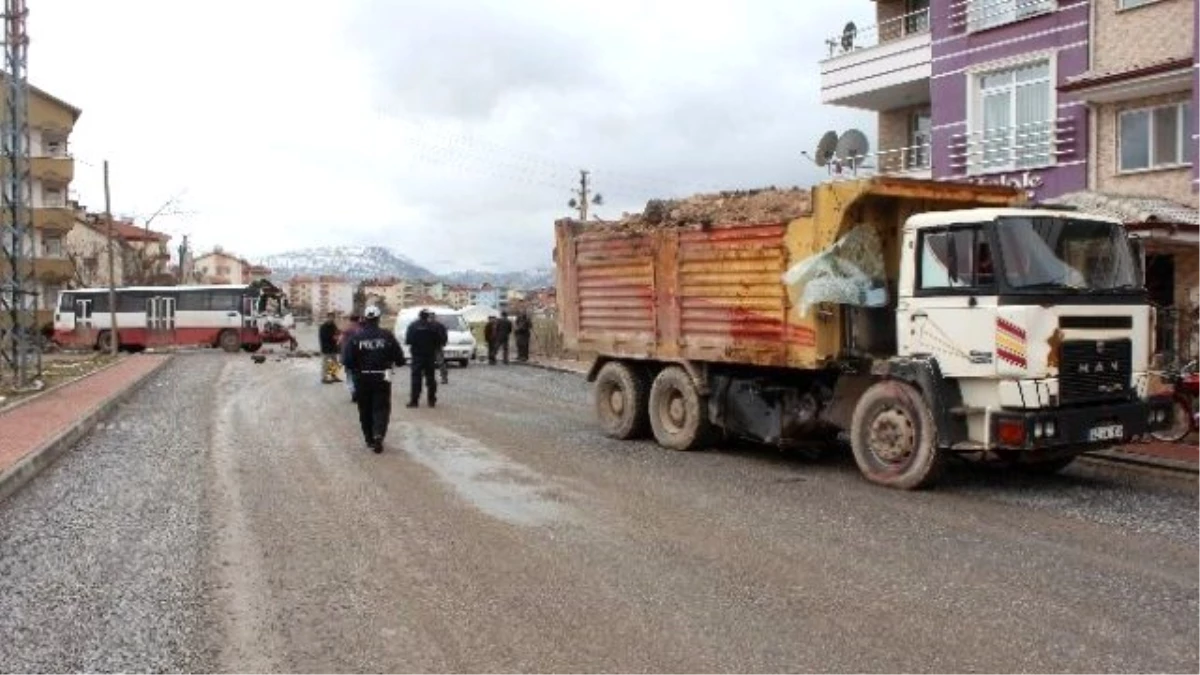 Belediye Otobüsü ile Kamyon Çarpıştı: 1 Yaralı