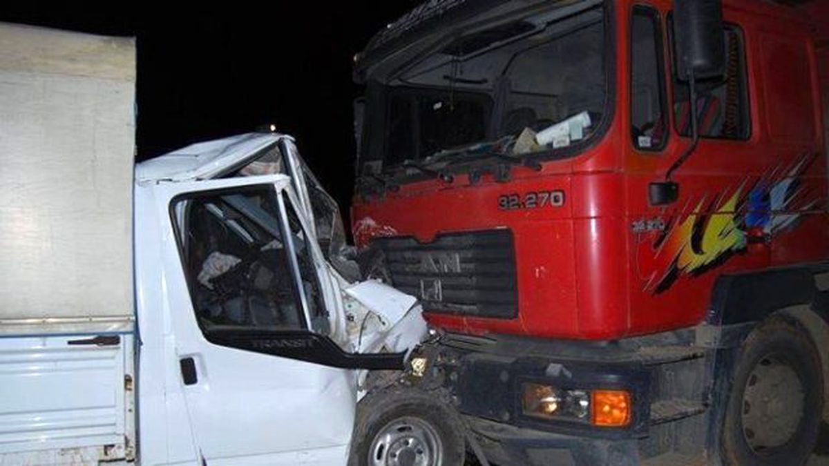 Bursa\'da Tır ile Kamyonet Kafa Kafaya Çarpıştı: 2 Yaralı