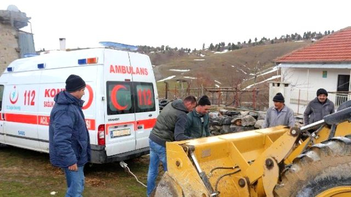 Çamura Saplanan Ambulansı Belediye Ekipleri Kurtardı
