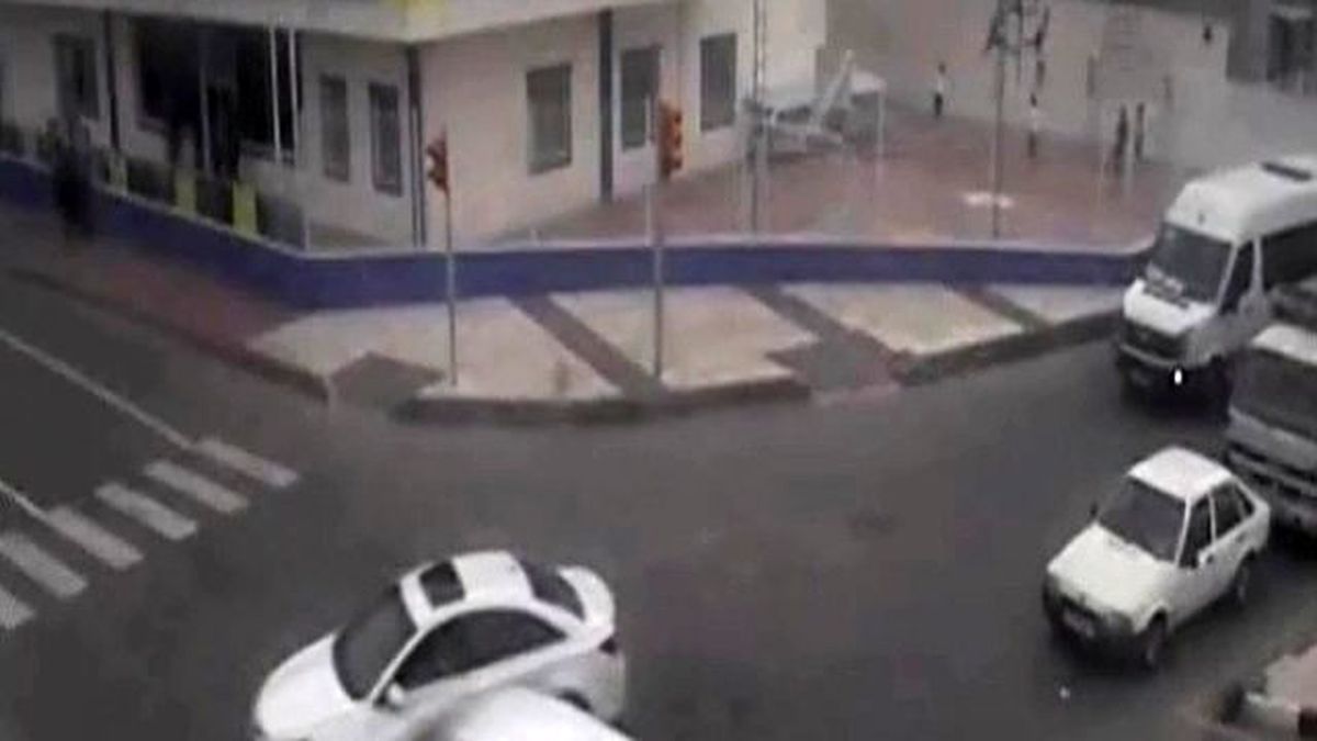Çıplak Vatandaş Mobeselere Takıldı