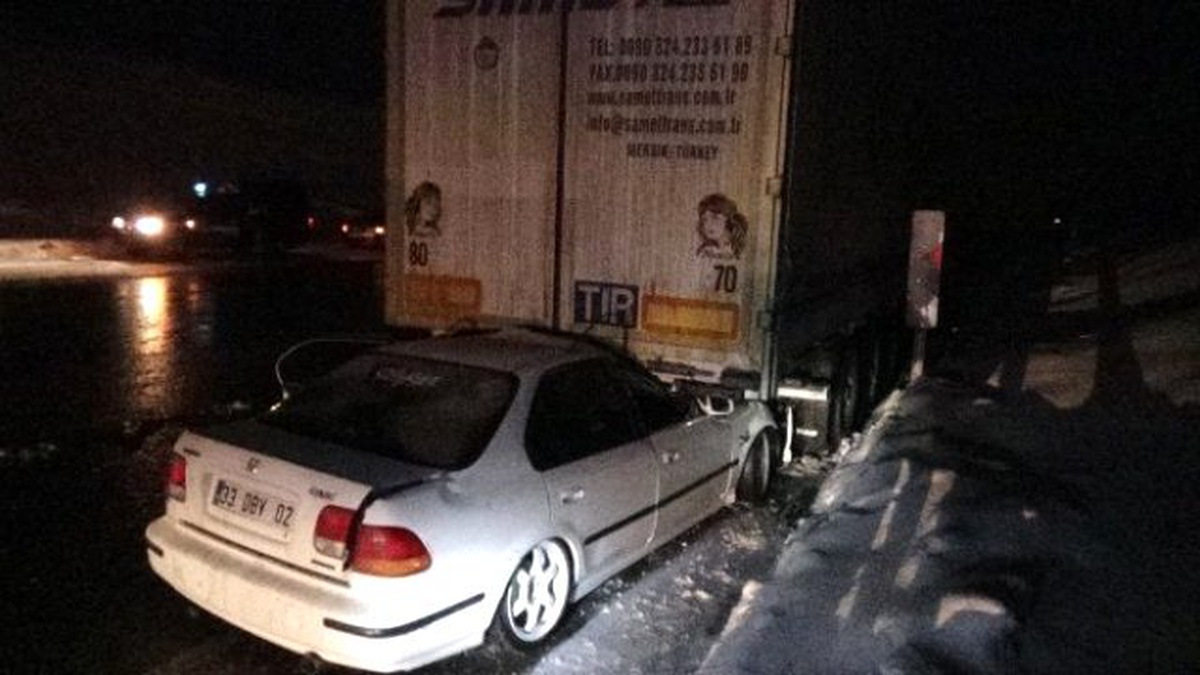 Erzincan\'da Trafik Kazası: 3 Yaralı