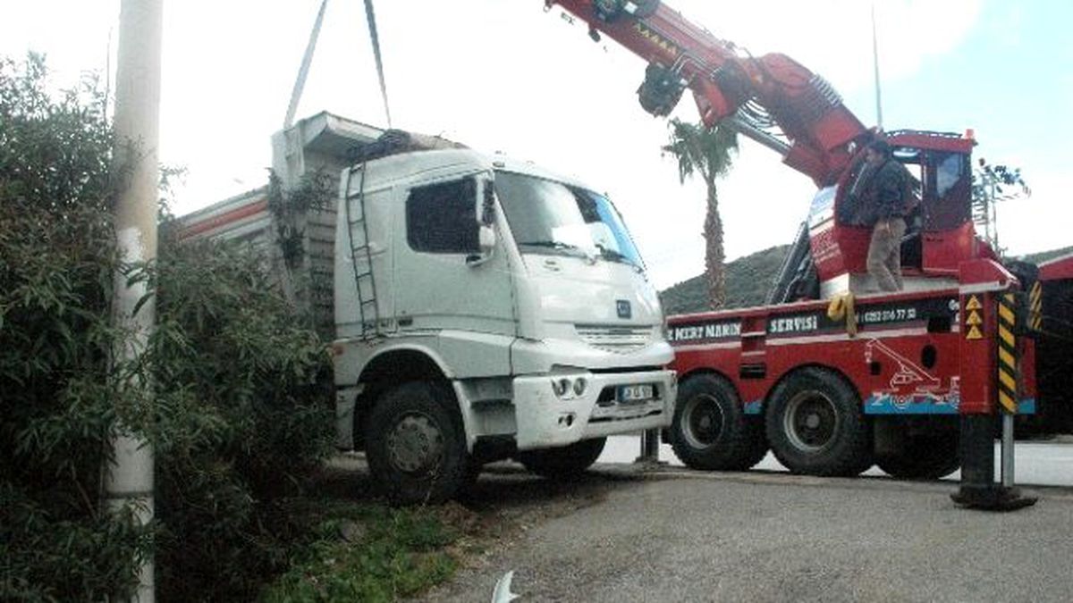Fireni Boşalan Kamyon Dereye Düştü