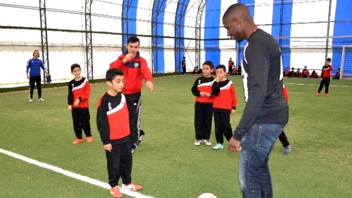 Fransız Futbolcu Moussi Soma'da Çocuklarla Futbol Oynadı