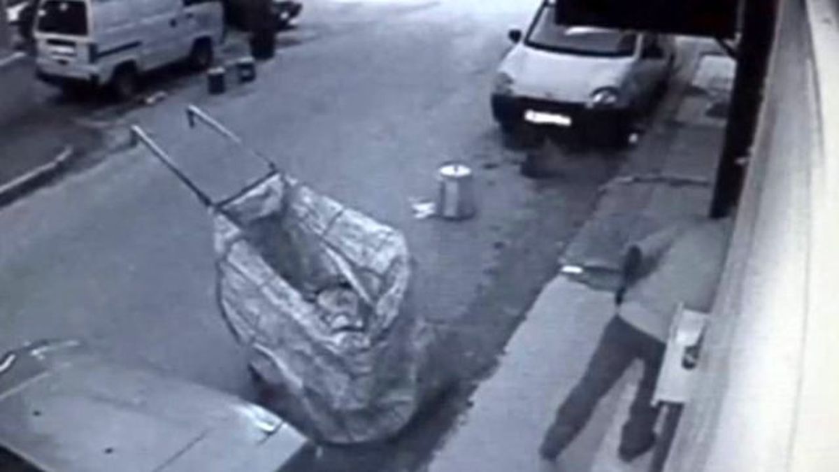 Gazete Hırsızı Kamerada