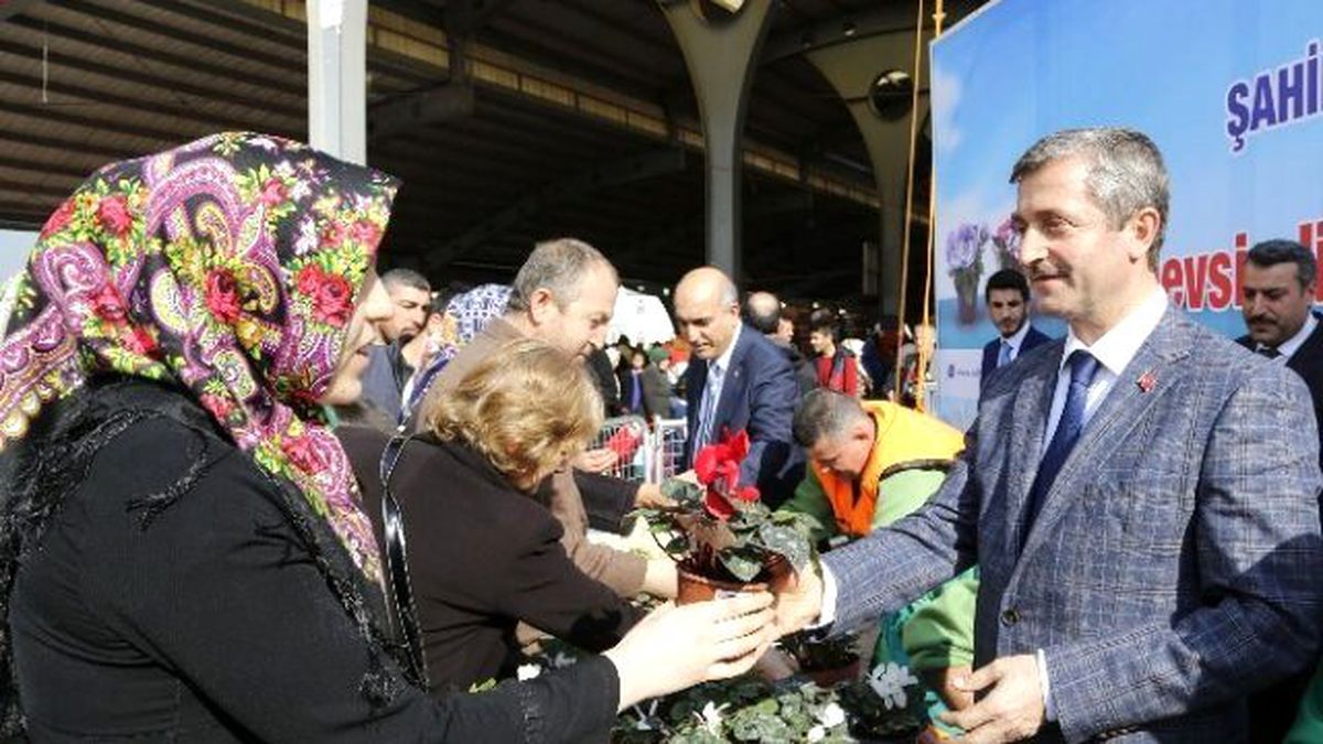 Gaziantep\'te 80 Bin Çiçek Dağıtıldı