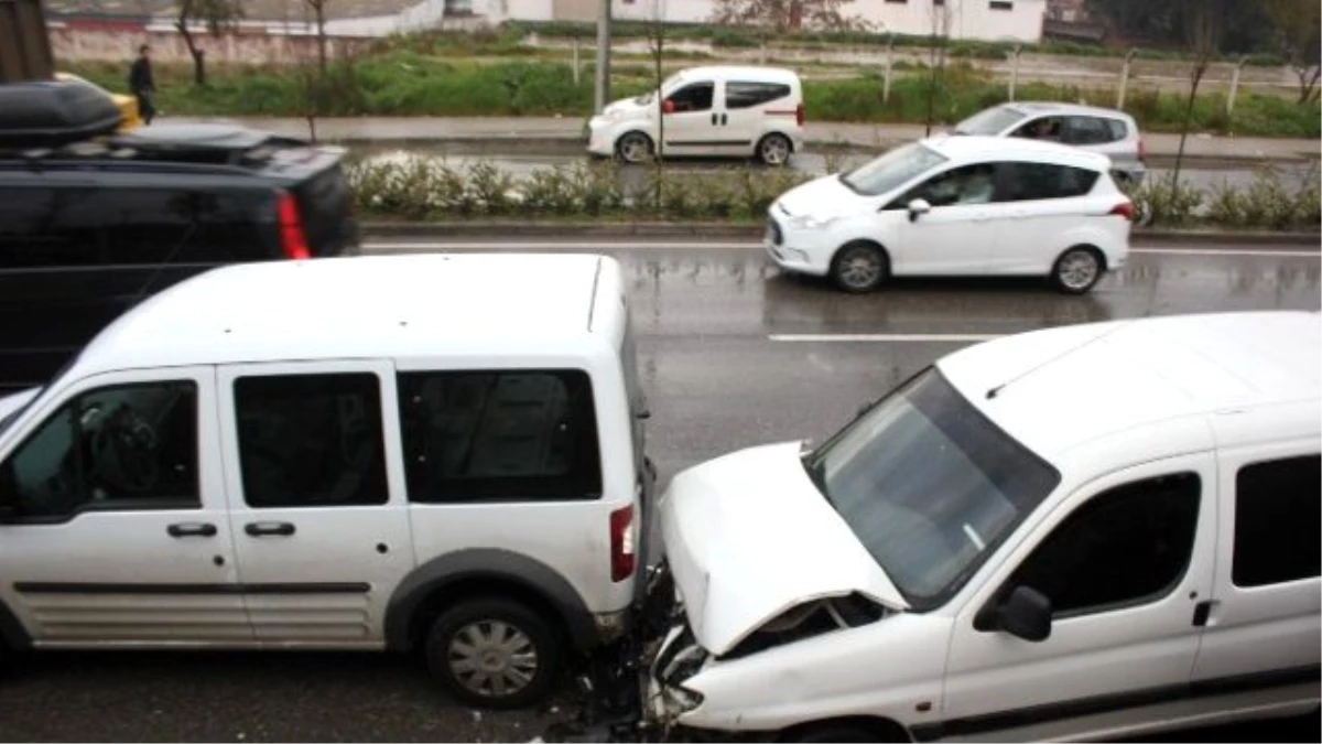İzmir\'de Zincirleme Kaza: 6 Yaralı