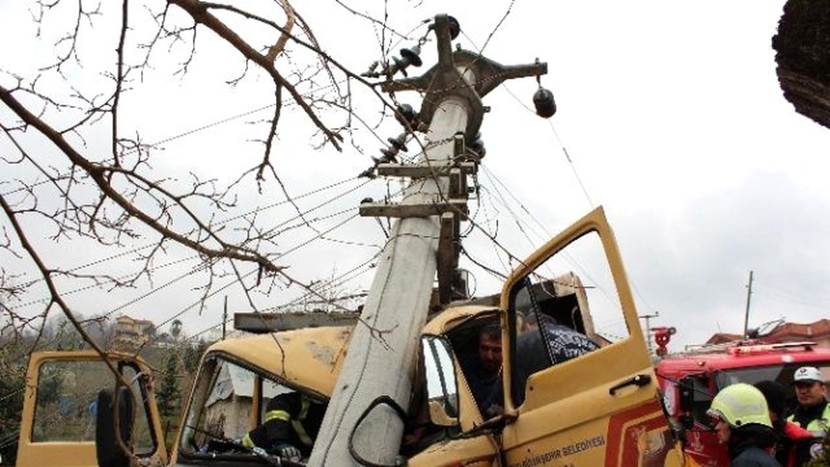 Kamyonet Elektrik Direğine Çarptı: 1 Yaralı