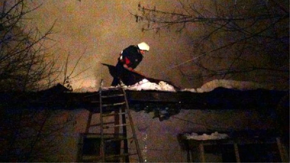 Kars\'ta İtfaiyecilerin Yangınla Birlikte Kar Mücadelesi