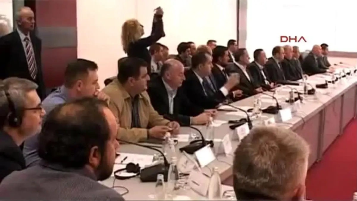 Kosova Başbakanı İsa Mustafa İşletmecilerle Bir Araya Geldi